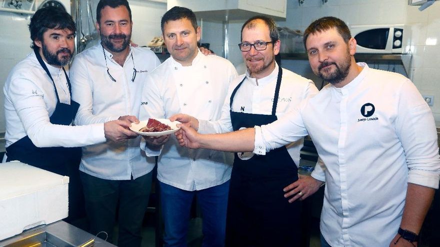 León reúne a cinco cocineros con estrella Michelín en torno a la cecina. En la imagen (IaD) Óscar García, Toni González, Víctor Martín, Enrique Pérez y Juanjo Losada. / Carlos S. Campillo / ICAL