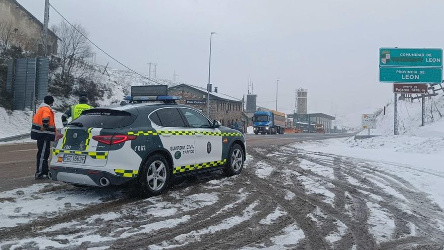 La nieve complica las conexiones por carretera de la provincia de León con Asturias y Galicia, embolsando 840 camiones