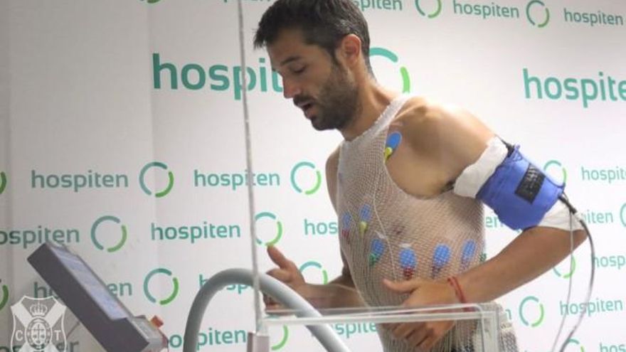 Aitor Sanz afronta con "orgullo y responsabilidad" su primera temporada como capitán del CD Tenerife