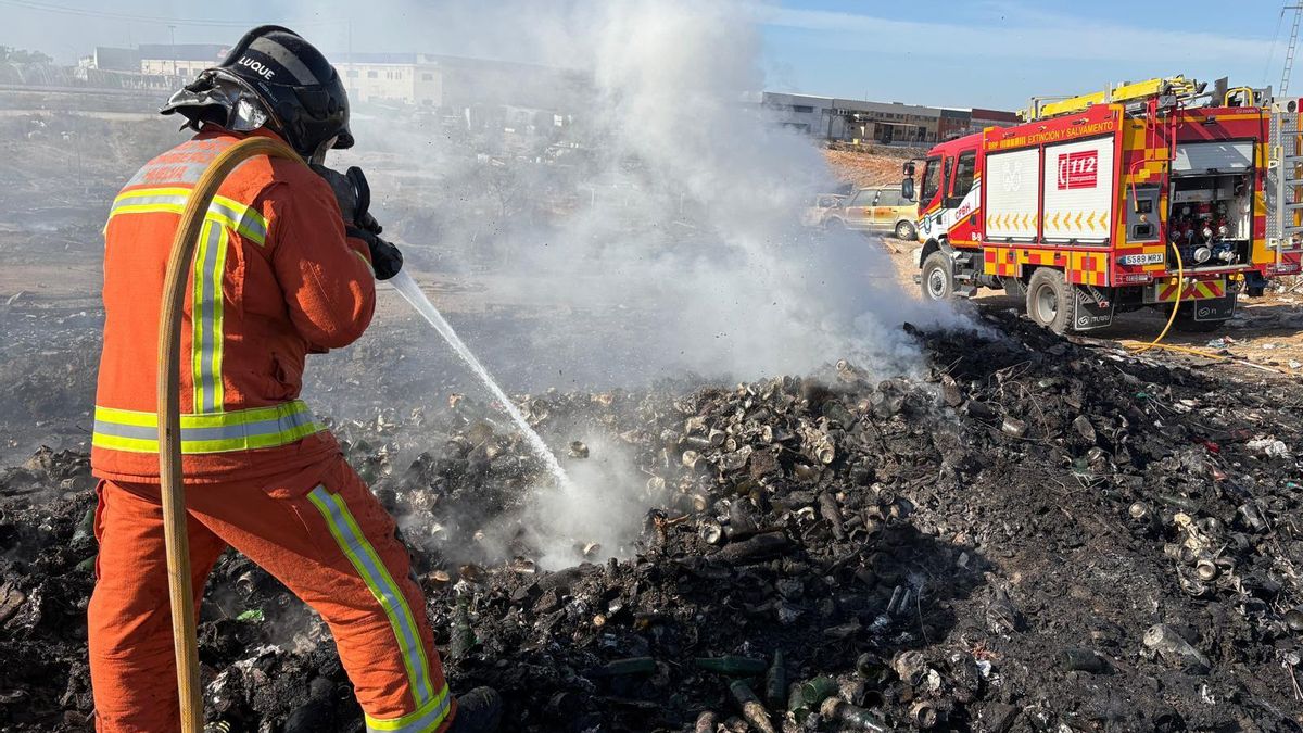 Efectivo de bomberos extinguiendo el incendio provocado en un asentamiento chabolista donde ha perdido la vida una persona migrante, en Palos de la Frontera, en Huelva.