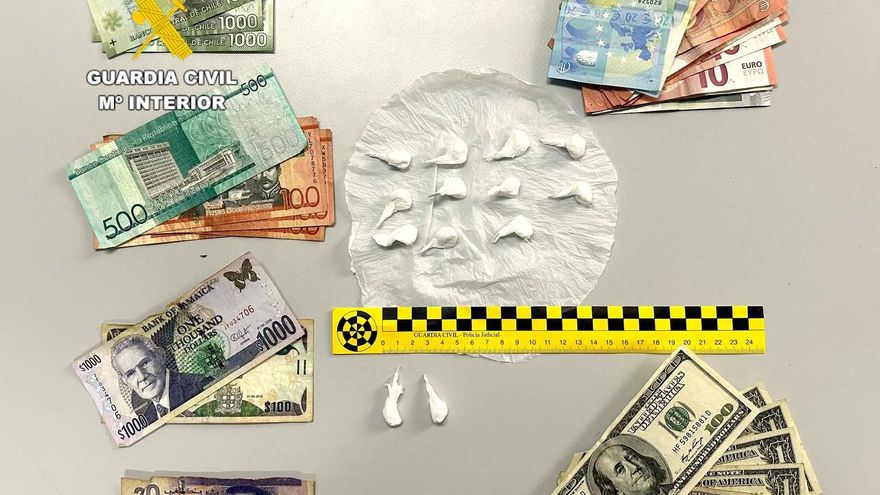 Dosis de cocaína y billetes interceptados a una vendedora