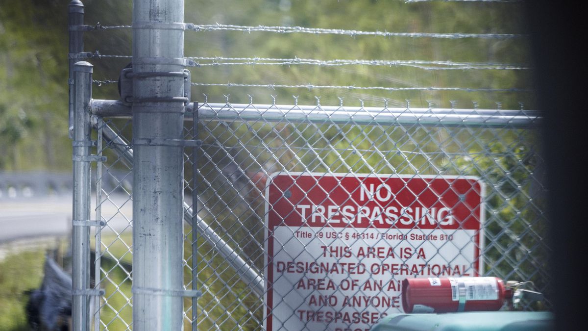 Un detalle de las cercas y alambres colocados alrededor de la instalación de detención de 'Alligator Alcatraz'. EFE/CRISTOBAL HERRERA-ULASHKEVICH