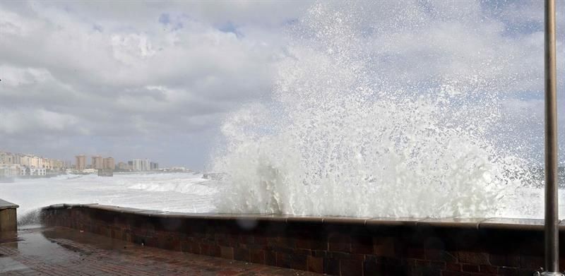 El fuerte oleaje afecta a la costa de Gran Canaria. EFE/Elvira Urquijo A.