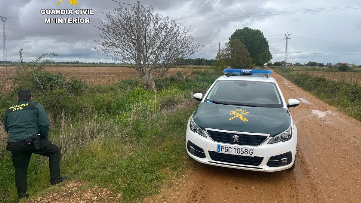 La Guardia Civil junto a una acequia en el campo, en la provincia de León.