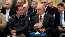 Rodrigo Rato y José Antonio Moral Santín, en primera fila del banquillo de acusados del caso Bankia.