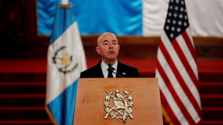 Secretario de Seguridad de EE.UU. llega a Guatemala con migración en la agenda