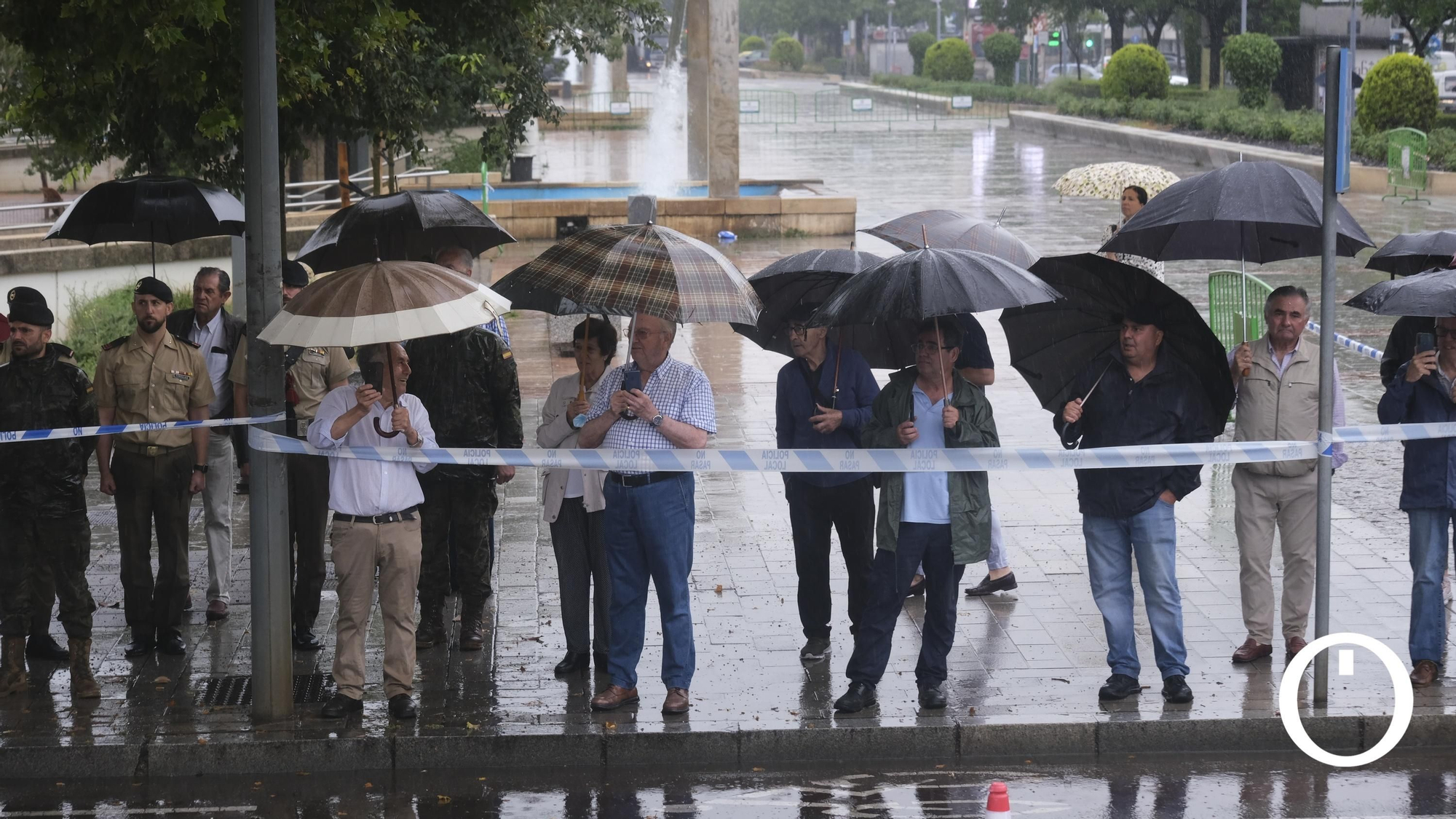 Izado de la bandera de España en la Plaza de España