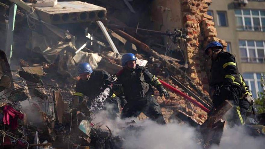 Rescatistas trabajan en el lugar de un ataque con drones en Kiev este lunes. EFE/EPA/FOLLETO SERVICIO DE EMERGENCIA DE UCRANIA