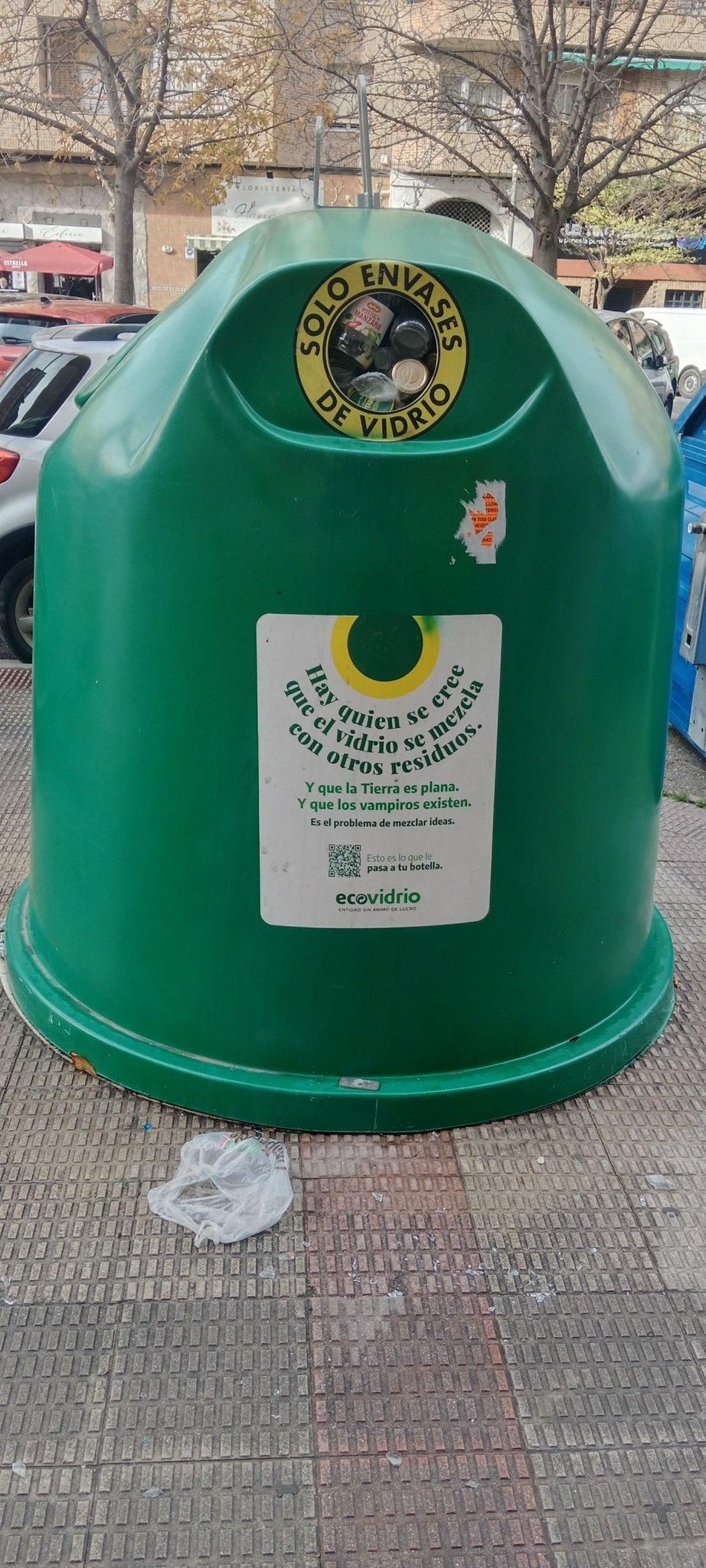 Contenedor lleno en el barrio de San José de Logroño