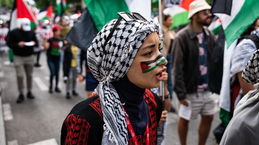 De Yasser Arafat a Madonna: cómo la kufiya palestina se convirtió en un símbolo mundial