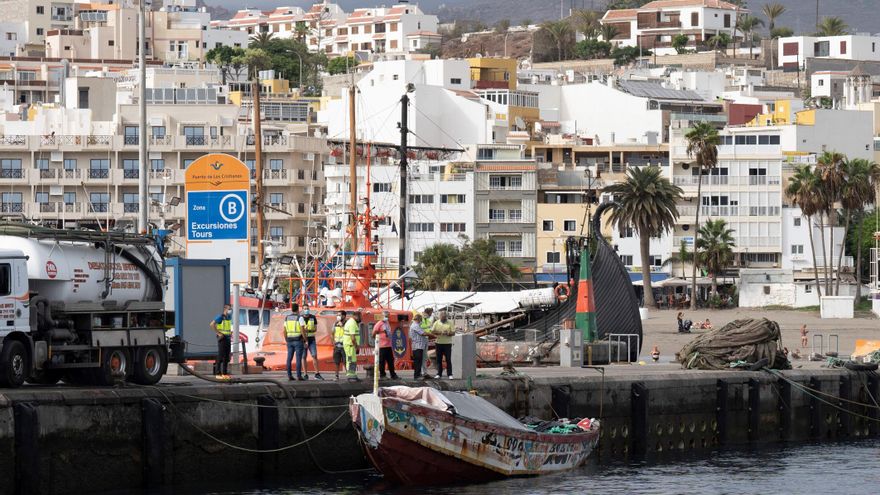 Un cayuco con 83 personas a bordo, 18 menores, trasladado a Tenerife