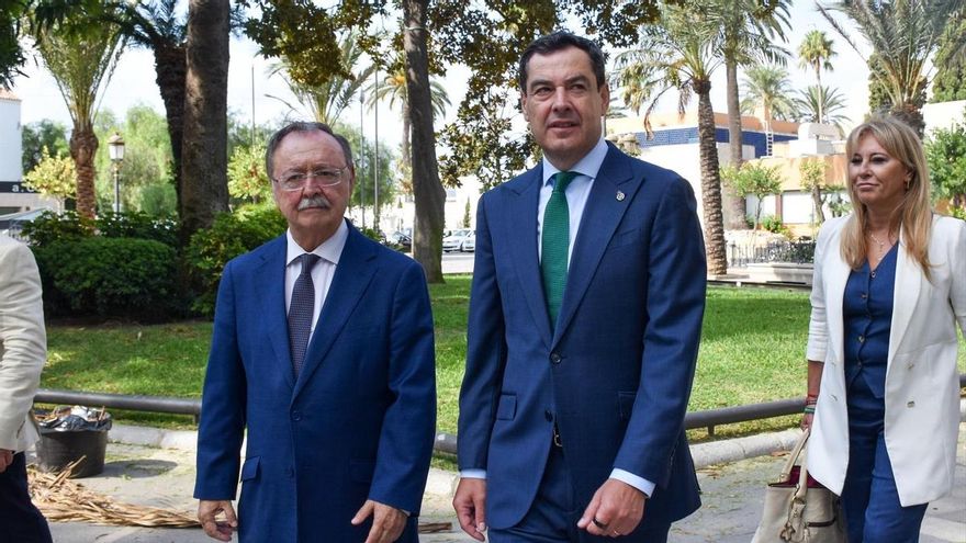 Moreno elude hablar del reparto de menores migrantes de Ceuta y se aferra a la cláusula "de ley" ante al rechazo de Vox