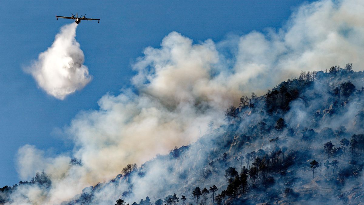 Un avión descarga agua sobre un incendio el día 11 de julio, en el municipio abulense de Navalmoral (España).