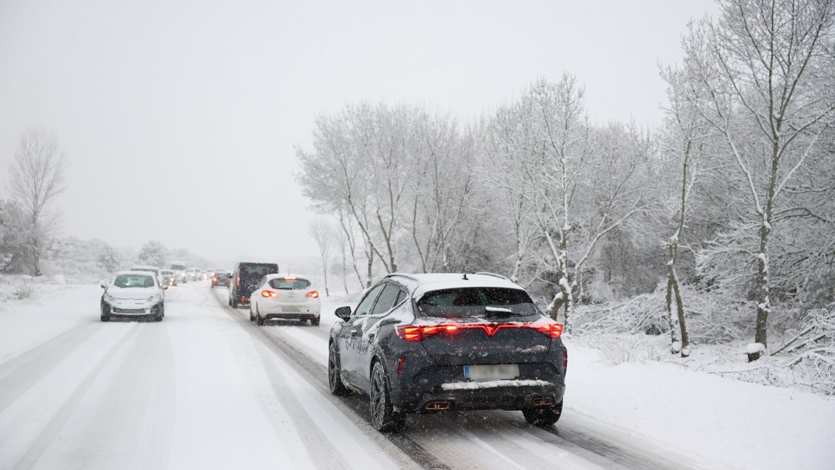 Varios vehículos circulan con la nieve por la M-607, a 28 de enero de 2026, en Madrid (España).
