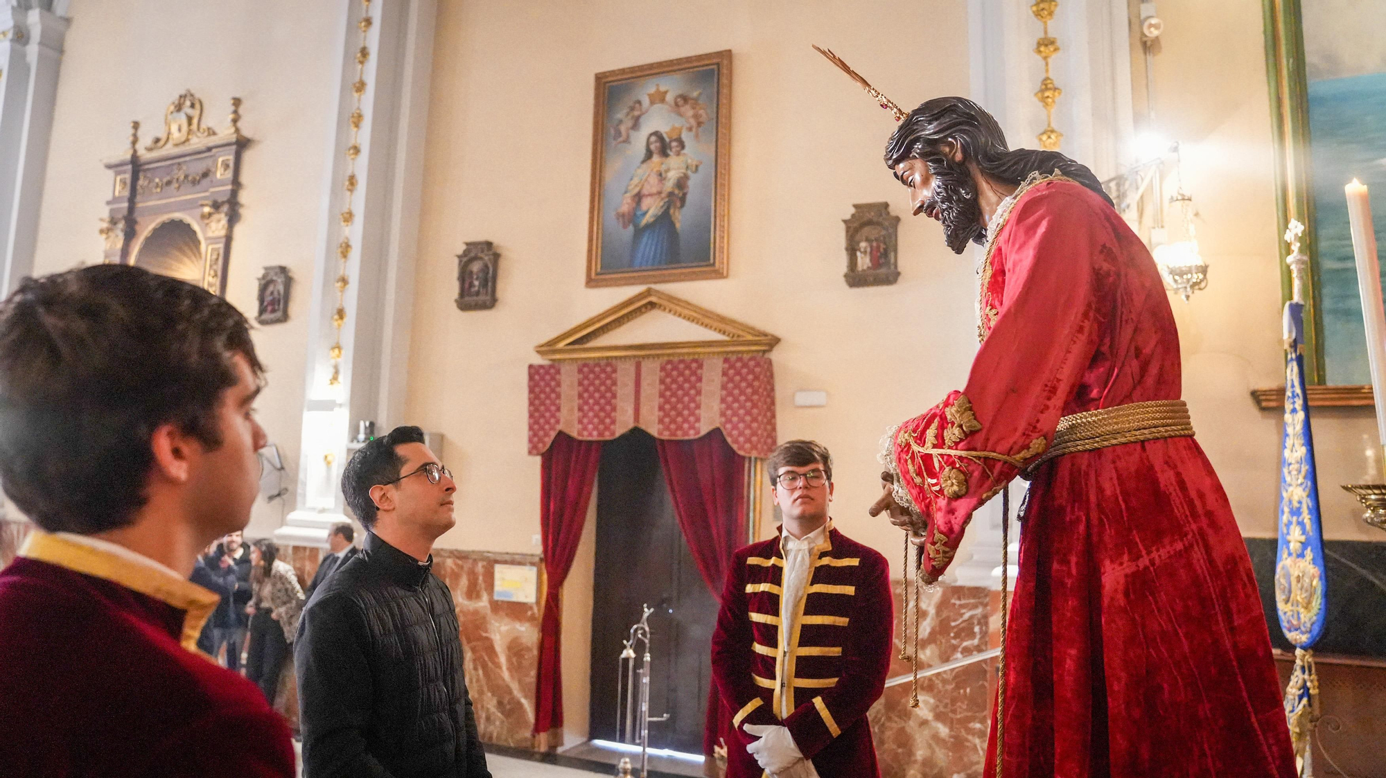 Los besapiés de Jesús Rescatado y del Cristo del Remedio de Ánimas, y el besamanos de Jesús, Divino Salvador, en su Prendimiento, en imágenes