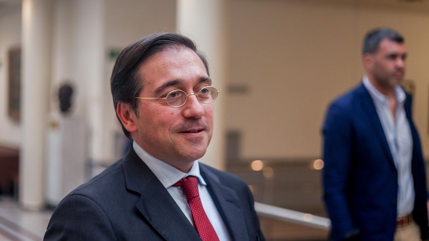 El ministro de Asuntos Exteriores, Unión Europea y Cooperación, José Manuel Albares, a su salida de una sesión plenaria en el Senado, a 7 de junio de 2022, en Madrid (España).