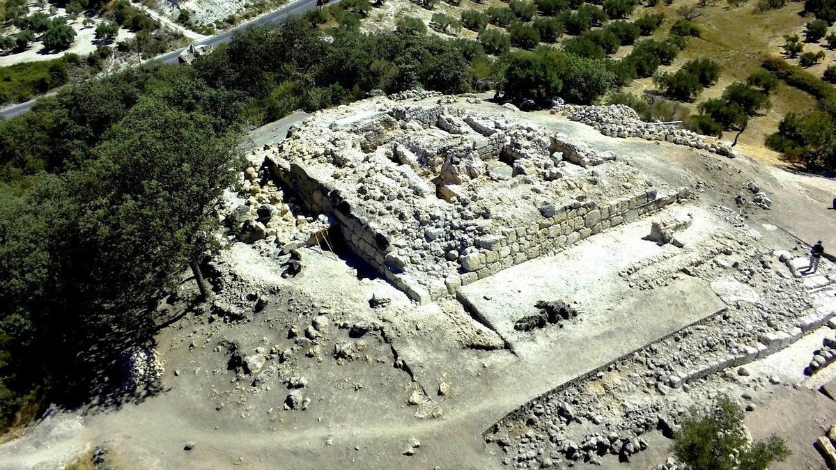 El yacimiento de El Cerro de la Merced de Cabra, protegido como Bien de Interés Cultural