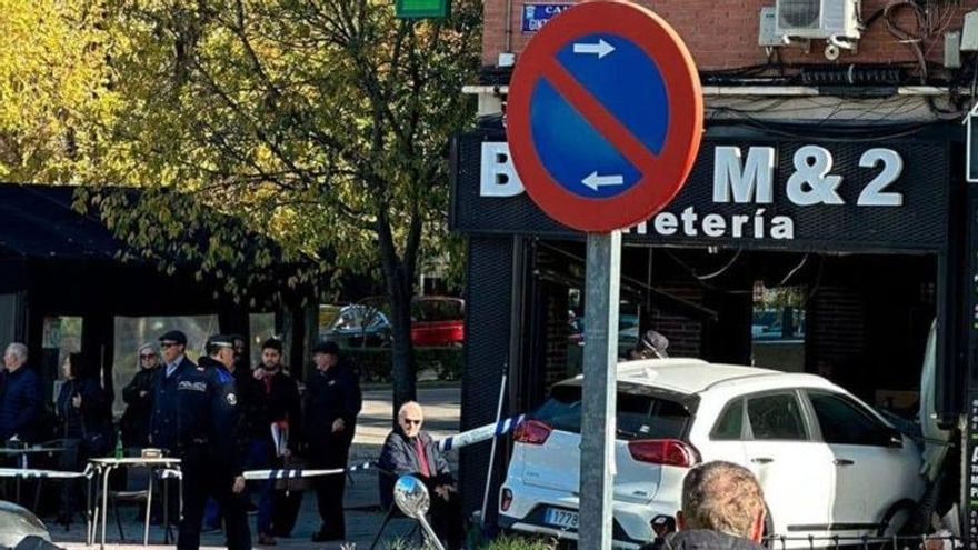 Un nonagenario estrella por accidente un vehículo eléctrico contra una cafetería en el barrio del Pilar