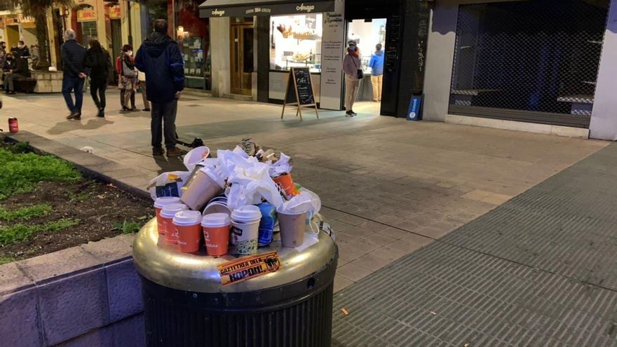 El Gobierno vasco implora que se deje de comer y beber en la calle: "No hagamos en bancos y jardines lo que no se puede hacer en las terrazas"