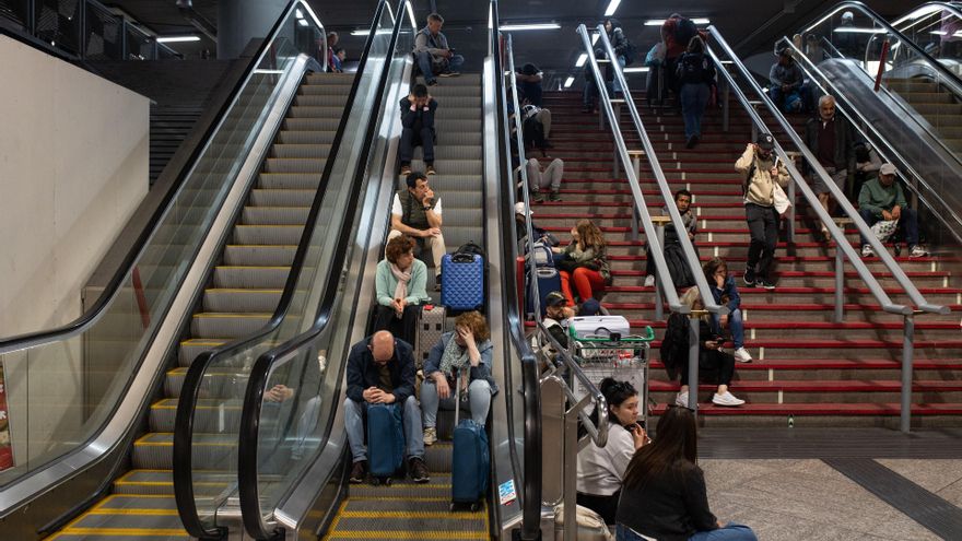 Decenas de personas se refugian en la estación de tren de Atocha, Madrid, donde pasarán la noche tras el apagón eléctrico en España, el 28 de abril de 2025.