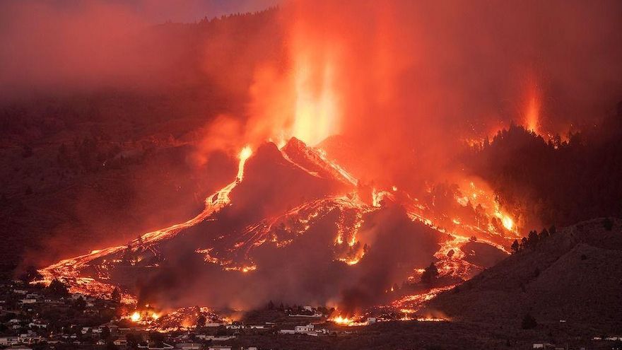 Imagen de la lava del volcán arrollando viviendas. Foto: SAÚL SANTOS