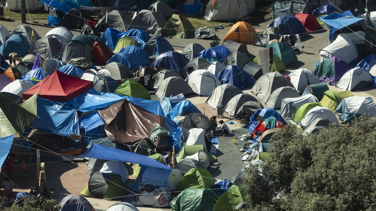 Acampada por la vivienda en Barcelona. EFE/Marta Pérez