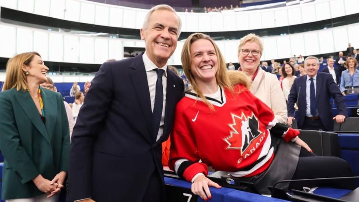 La presidenta del Grupo de Los Verdes en el Parlamento Europeo, Terry Reintke, se fotografía junto al primer ministro de Canadá, Mark Carney.