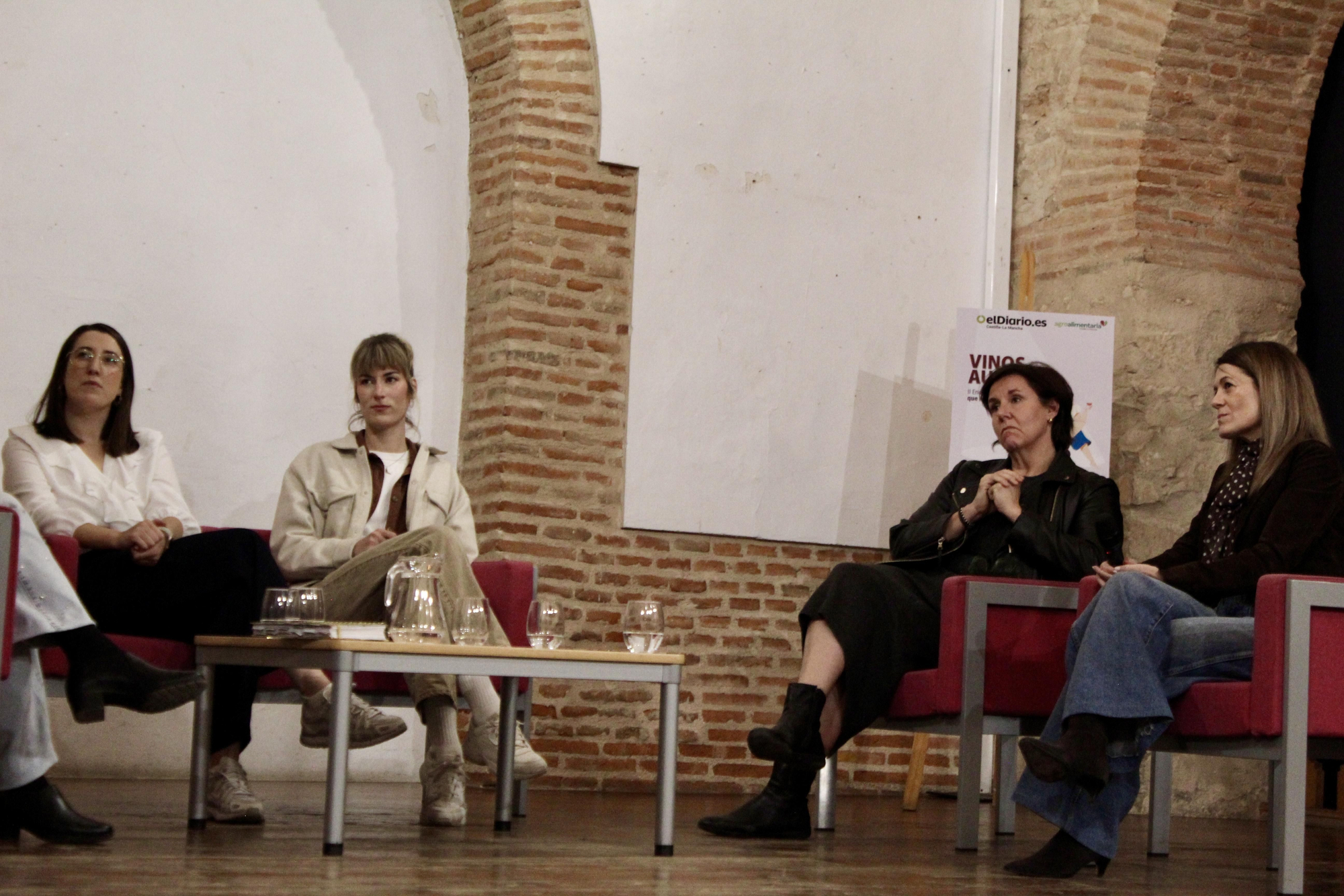 De izquierda a derecha: María García (enóloga); Rocío Torres (enóloga); Cristina Nieto (presidenta de la DO Valdepeñas) y Nieves Lucendo (enóloga)