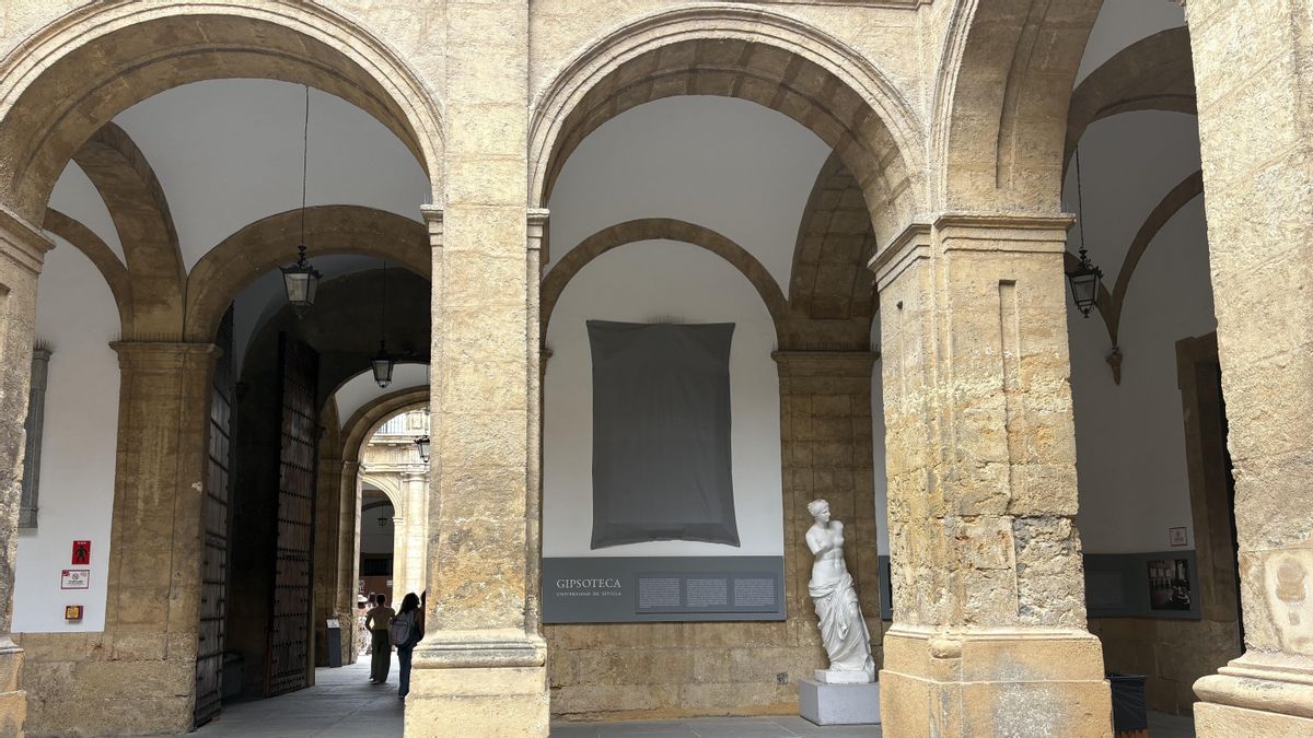 La placa que 'eliminó' a Franco de la Universidad de Sevilla cumple un año tapada y sin fecha de inauguración