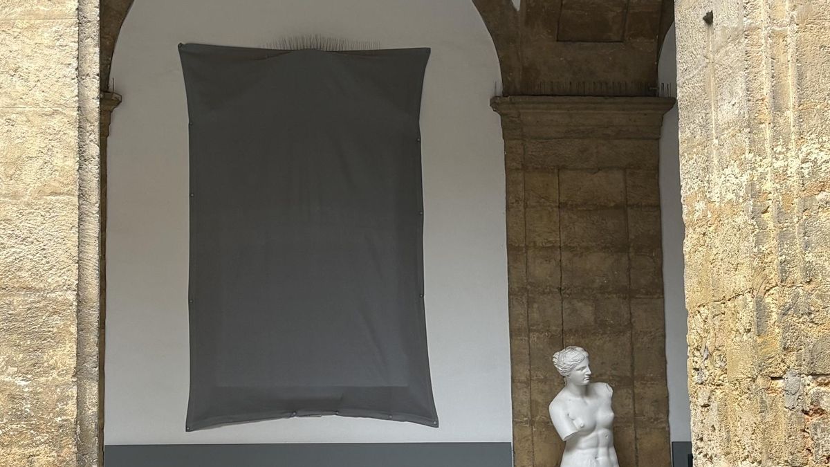 La placa que 'eliminó' a Franco de la Universidad de Sevilla cumple un año tapada y sin fecha de inauguración