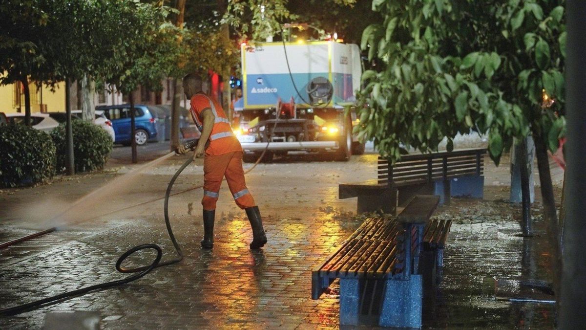 Sadeco destina un dispositivo con trece operarios a reforzar la limpieza durante la Velá de la Fuensanta
