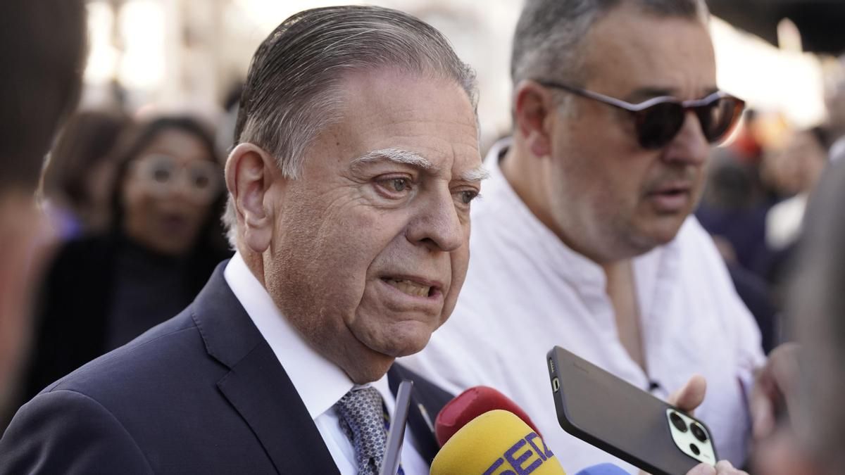 El alcalde de Oviedo, Alfredo Canteli, ofrece declaraciones a los medios en una imagen de archivo. EFE/Paco Paredes