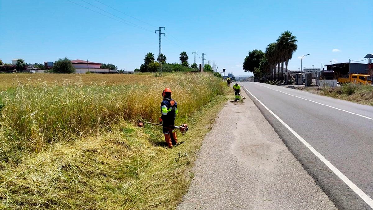 El Ayuntamiento adjudica el desbroce de cunetas y taludes en Córdoba con la temporada de incendios expirada