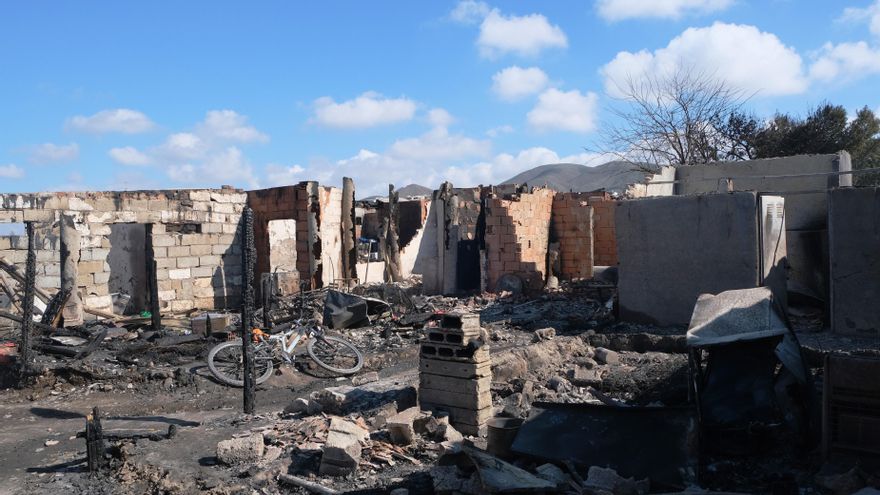 Archivo - Incendio en el asentamiento de Atochares en Níjar (Almería) en febrero de 2021