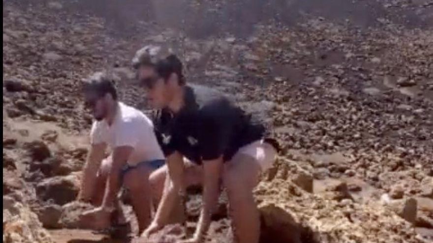 Nuevo episodio de "agresión mediambiental" en Canarias: dos turistas entran al interior del volcán Calderón Hondo