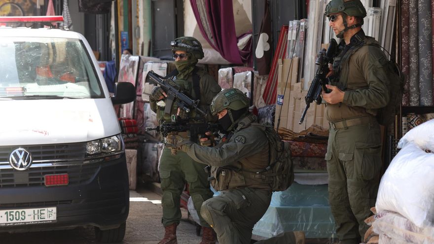 Soldados israelíes patrullan por el mercado de la ciudad vieja de Nablús, en la Cisjordania ocupada, este lunes.