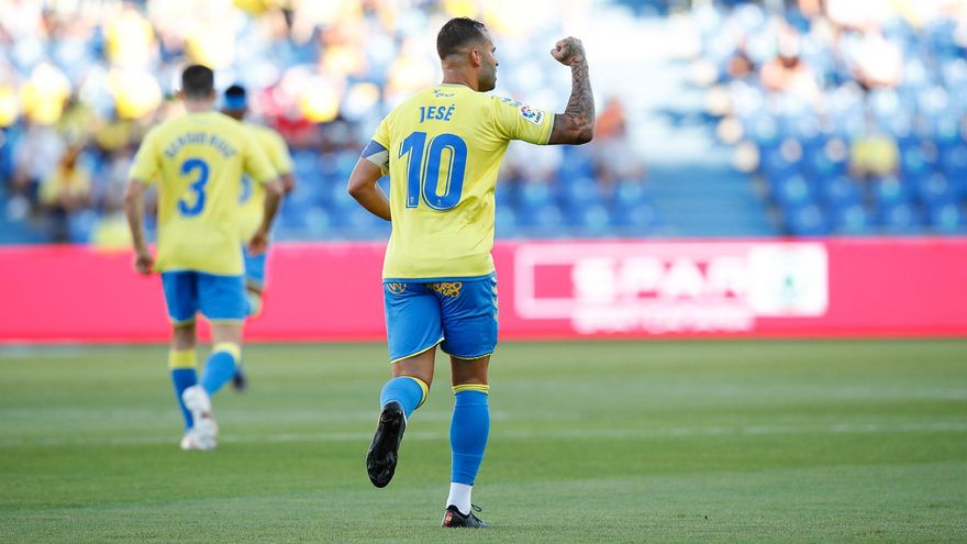 Las Palmas despacha con solvencia ante el Huesca su primera victoria