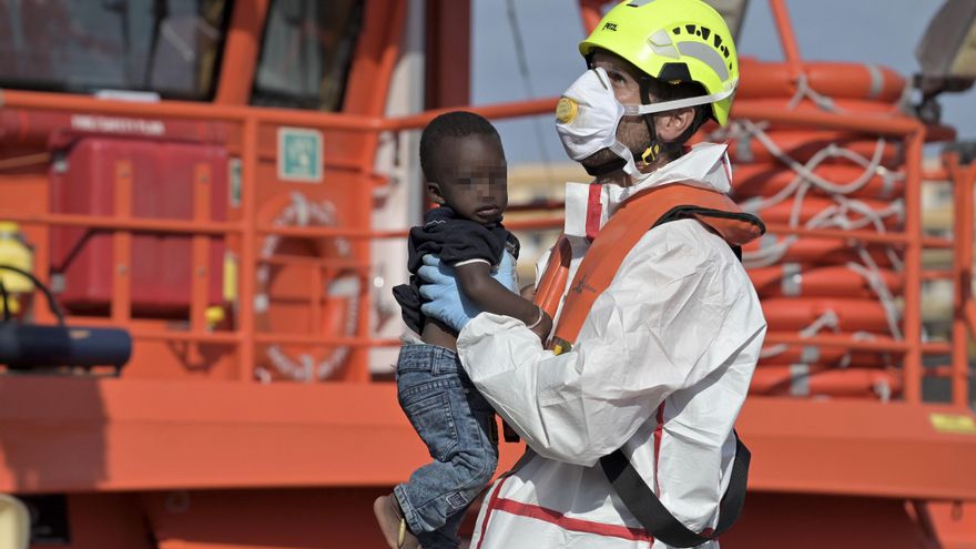 La portavoz y ministra de Educación, Formación Profesional y Deportes, Pilar Alegría, y el ministro de Interior, Fernando Grande-Marlaska, durante la rueda de prensa posterior a la reunión del Consejo de Ministros, este martes en Moncloa. EFE/Chema Moya