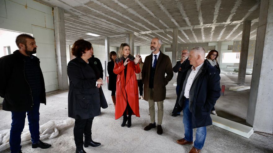 Archivo - Imagen de archivo.- El consejero de Educación, Sergio Silva, visita las obras del CEIP Marcial Solana de Villaescusa