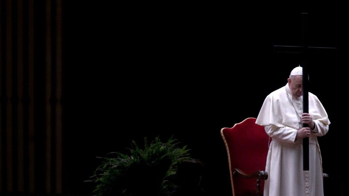 El Papa Francisco preside el Vía Crucis del Viernes Santo en la Plaza de San Pedro en El Vaticano el 10 de abril de 2020 durante el confinamiento por la pandemia de Covid-19.