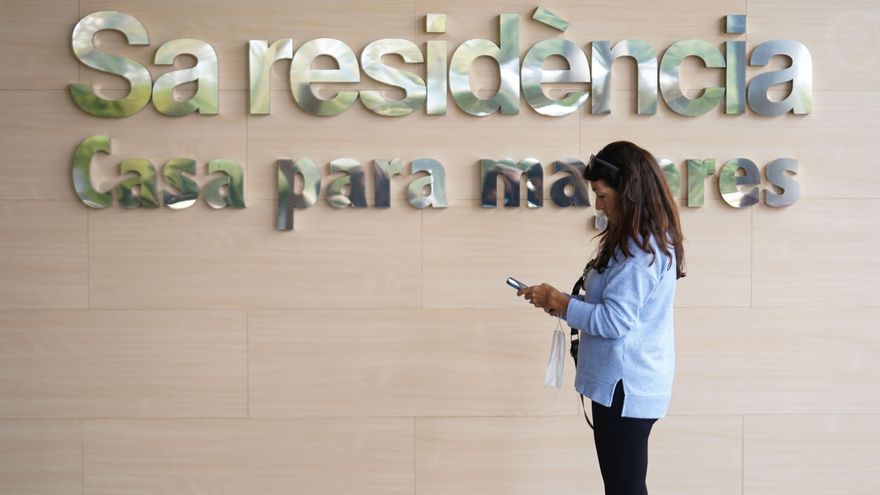 Trabajar como enfermero sin estar titulado: nueva polémica en la residencia privada de Ibiza acusada de desamparo