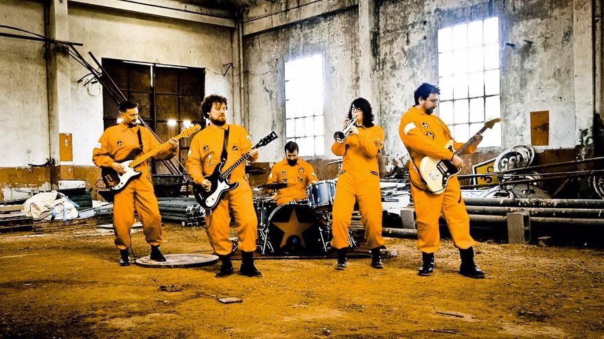 La banda manchega The Gagarins enfila una década de misión tras rescatar la música surf-rock