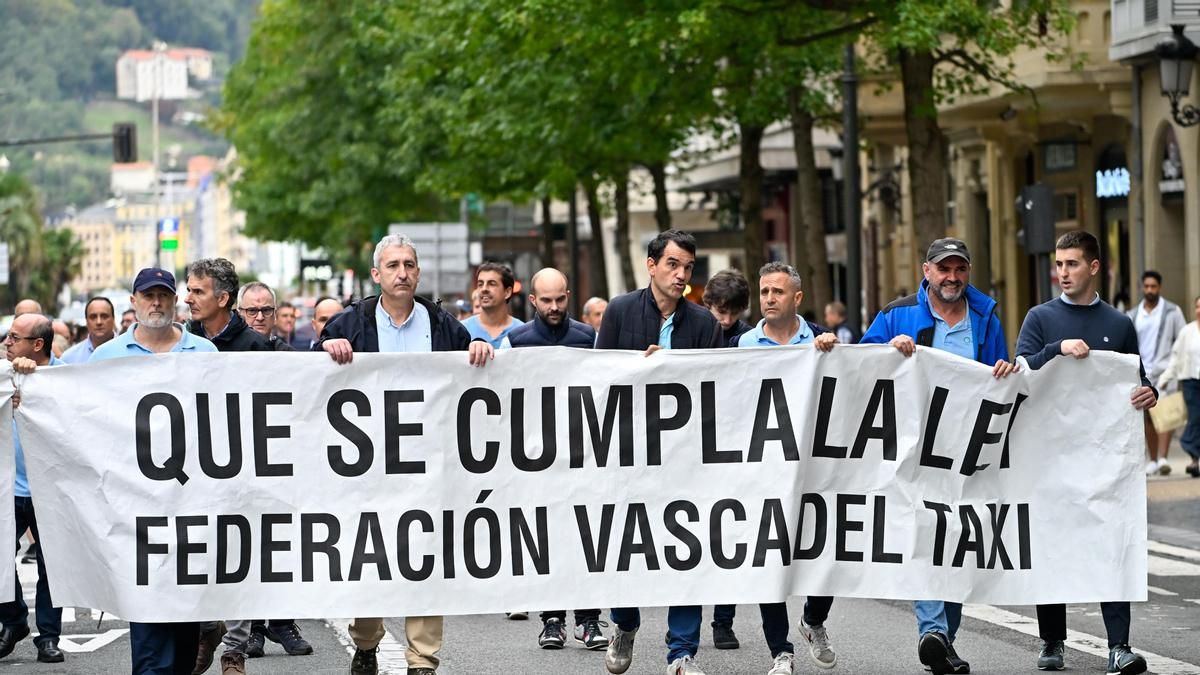Bocinazos y colapso en Donostia: los taxistas se manifiestan contra Uber y otras plataformas