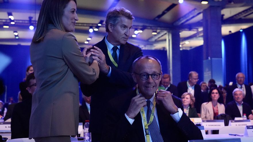 El presidente del Partido Popular, Alberto Núñez Feijóo (2i), saluda a la presidenta del Parlamento Europeo, Roberta Metsola, durante el Congreso del Partido Popular Europeo (PPE), en la Feria de Valencia, a 29 de abril de 2025, en Valencia, Comunidad Val