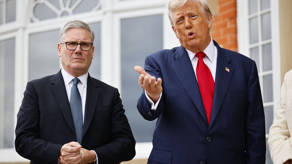 El Primer Ministro Británico Keir Starmer y el Presidente de EE.UU. Donald J. Trump posan para fotos antes de su reunión en el resort de golf Trump Turnberry en Turnberry, Escocia, Reino Unido.