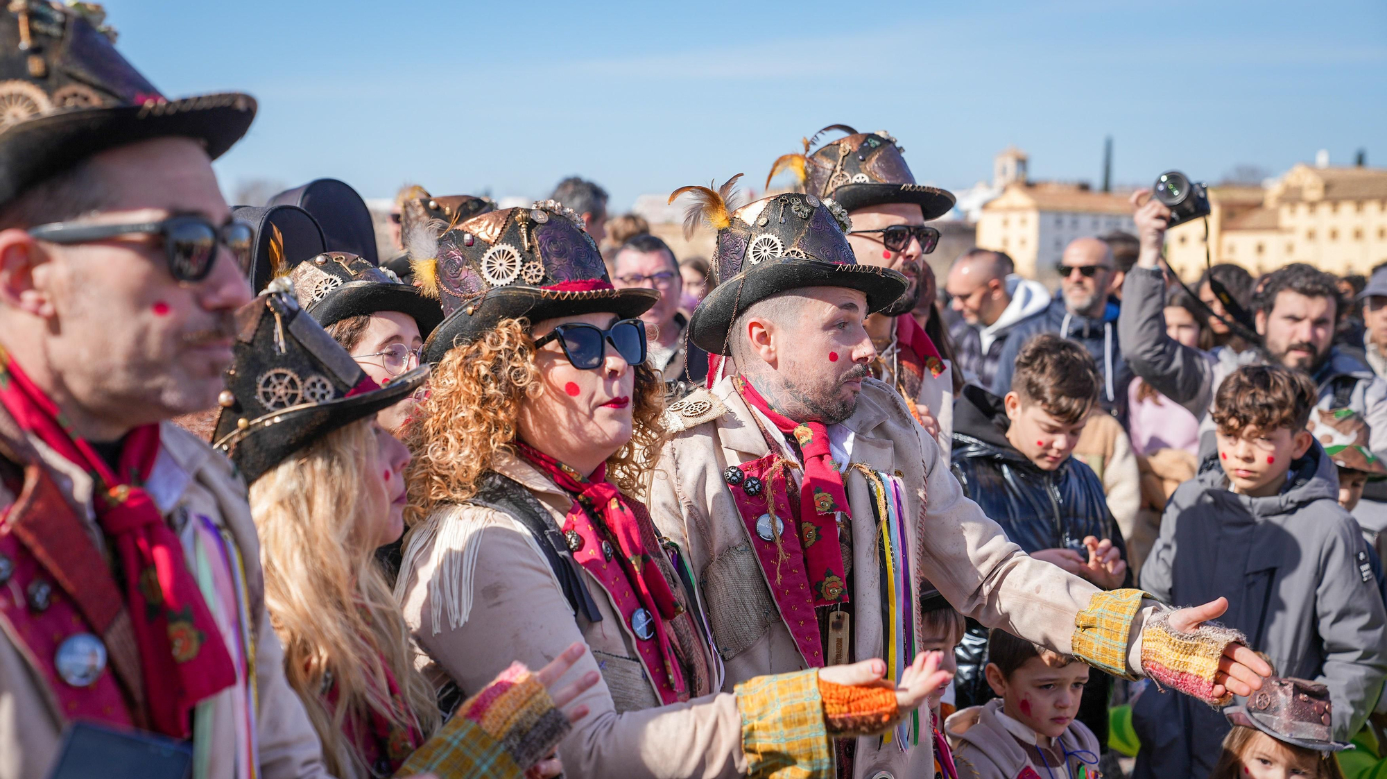 Pasacalles de Carnaval en el Puente Romano