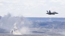 Adiestramiento con fuego real en la 'Operación Tormenta', en el polígono de tiro de Bardenas (Navarra).