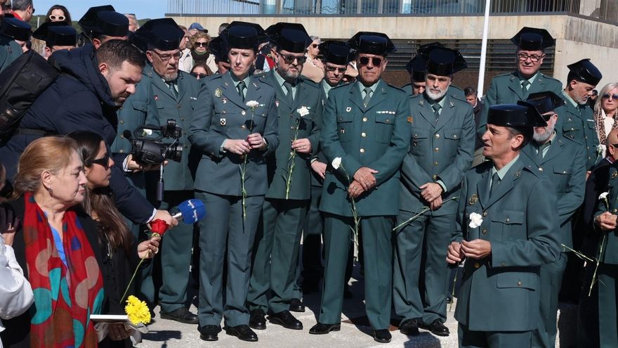 Familiares y guardias civiles honran a los dos agentes asesinados por una narcolancha hace un año en Barbate