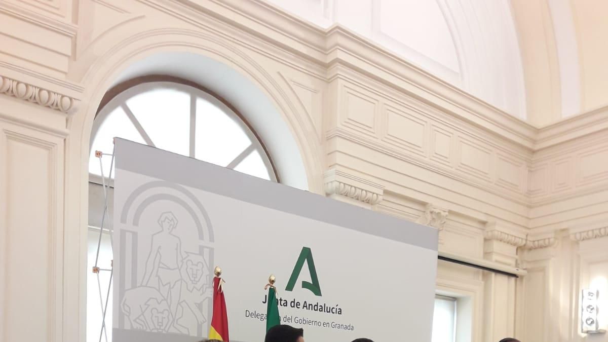 El presidente de la Junta, Juanma Moreno, en el centro, tras presidir en Granada la reunión del Comité Territorial de Alertas de Salud Pública de Alto Impacto
