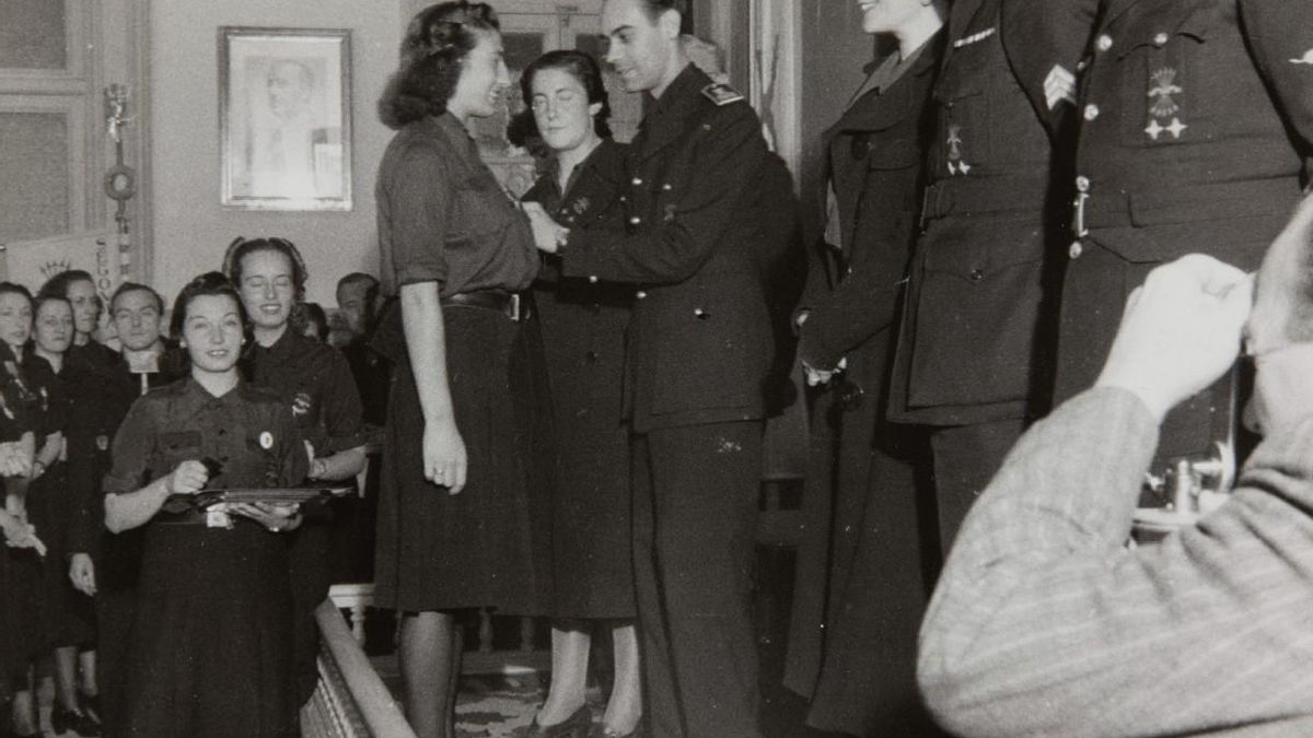 El Vicesecretario de Falange, Pedro Gamero del Castillo, y la Delegada Nacional, Pilar Primo de Rivera, otorgan la Y de plata a "camaradas que se distinguieron" durante la Guerra Civil.